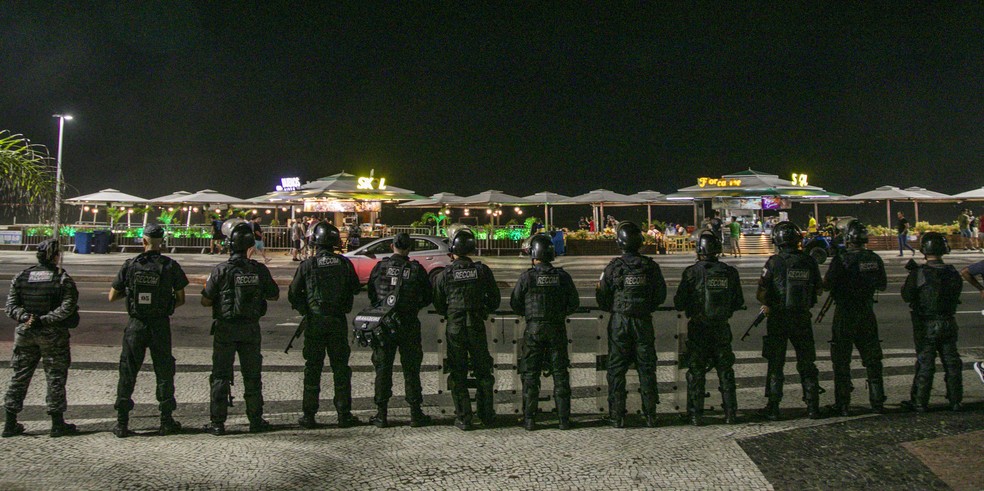 Policiamento reforçado na orla da Praia de Copacabana em frente ao quiosque Buenos Aires — Foto: Guito Moreto