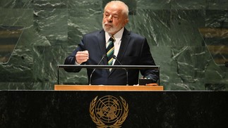 O presidente Luiz Inácio Lula da Silva do Brasil discursa na 78ª sessão da Assembleia Geral das Nações Unidas — Foto: TIMOTHY A. CLARY / AFP