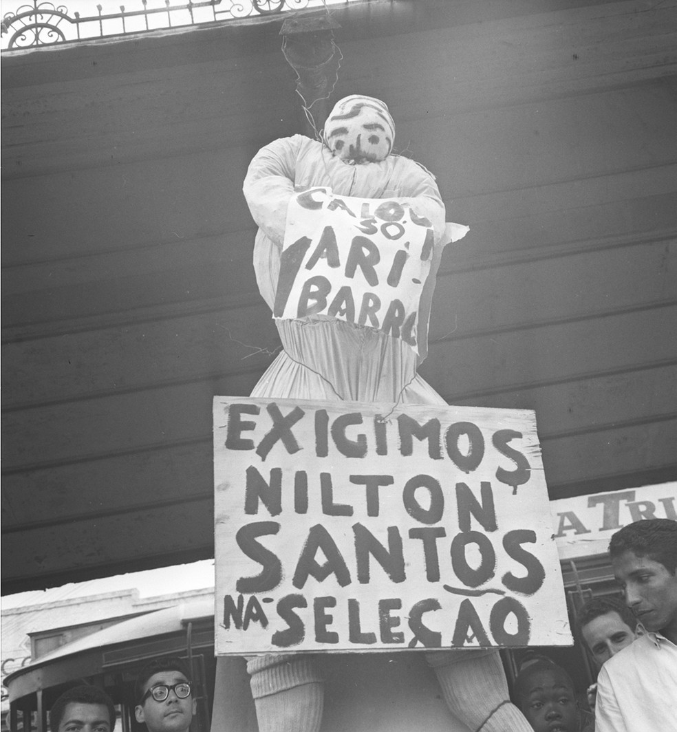 Malhação do Judas' pedindo Nilton Santos na seleção em 1963 — Foto: Arquivo / O Globo