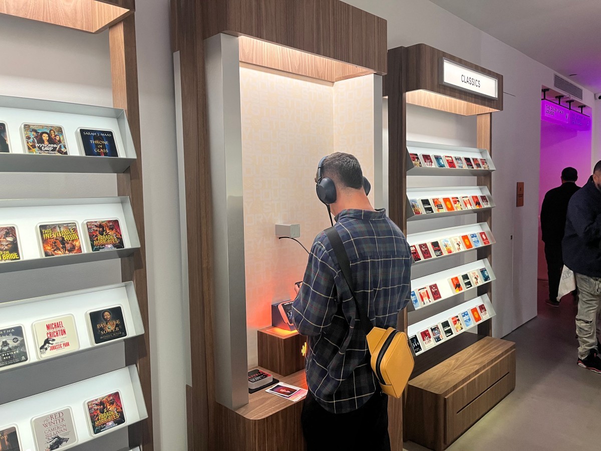 Livraria sem livros? Nova York inaugura loja exclusiva de audiobooks
