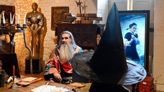 Toda a temática, da decoração aos personagens, foi inspirada em Harry Potter, mas sem usar os nomes da franquia — Foto: Damien Meyer / AFP