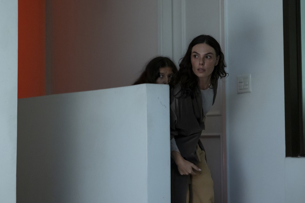 Isis Valverde e Marianna Santos em cena de 'Quarto do pânico' — Foto: Divulgação / Kelly Fuzaro / Telecine
