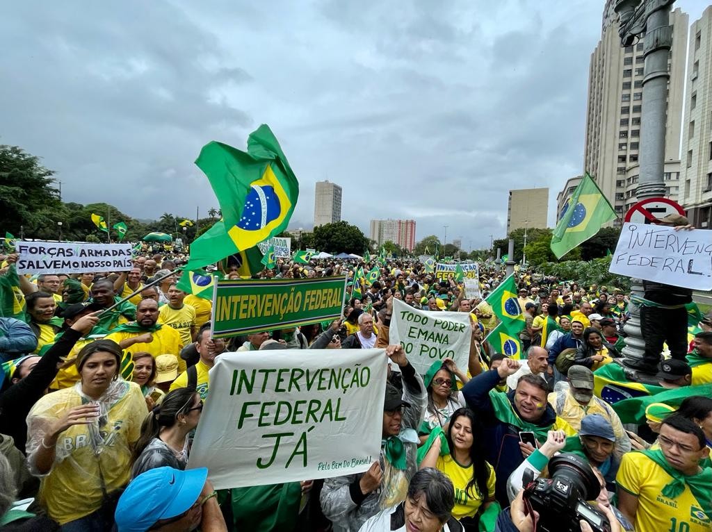 Manifestantes bolsonaristas fecham a Av. Presidente Vargas, no Centro do Rio, e pedem Intervenção Federal após derrota do presidente nas urnas. — Foto: Fábio Rossi