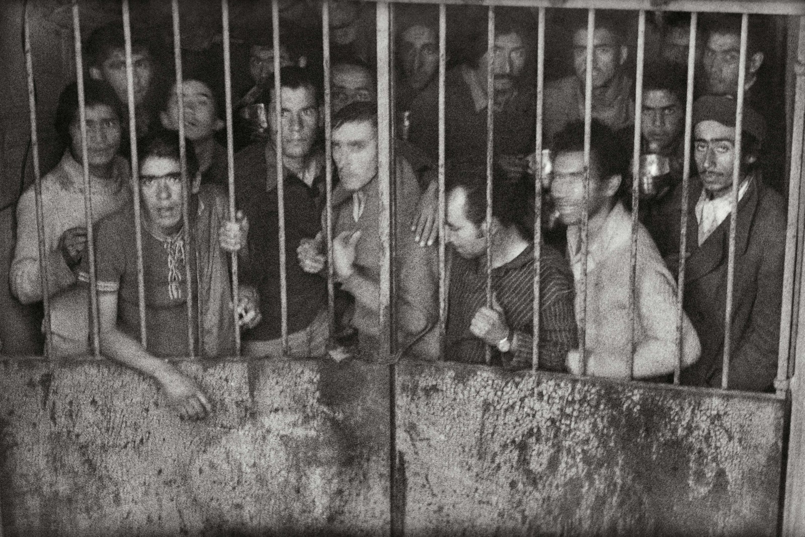 Presos políticos encarcerados no subsolo do Estádio Nacional, em Santiago — Foto: Evandro Teixeira/Acervo IMS