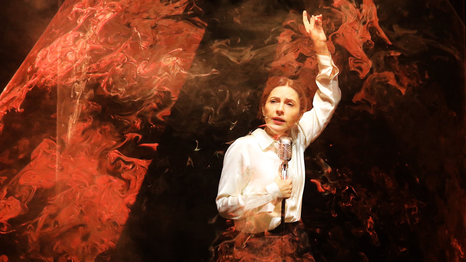 Atriz brasileira Melissa Vettore faz sucesso com montagem de 'Prima facie' na Itália