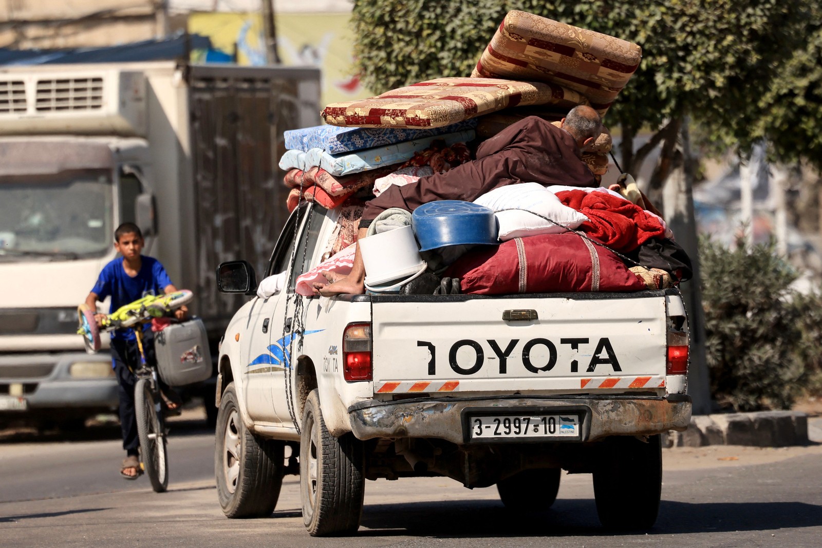Palestinos com seus pertences fogem para &aacute;reas mais seguras na Cidade de Gaza ap&oacute;s ataques a&eacute;reos israelenses &mdash; Foto: Mahmud Hams / AFP