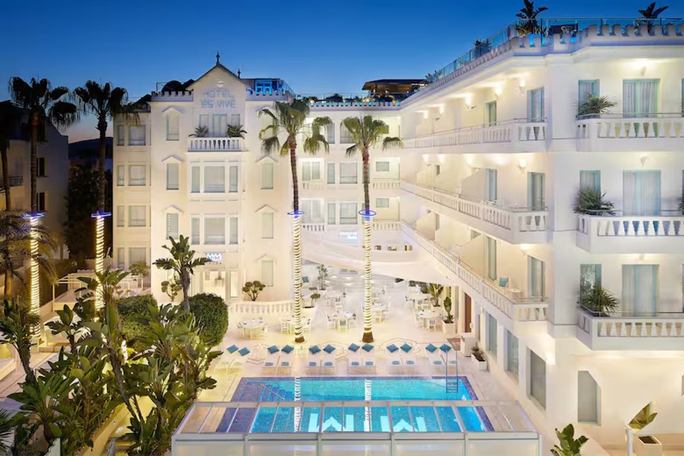 O Hotel MiM Ibiza Es Vivé mantém sua icônica fachada art déco — Foto: Hotel MiM Ibiza