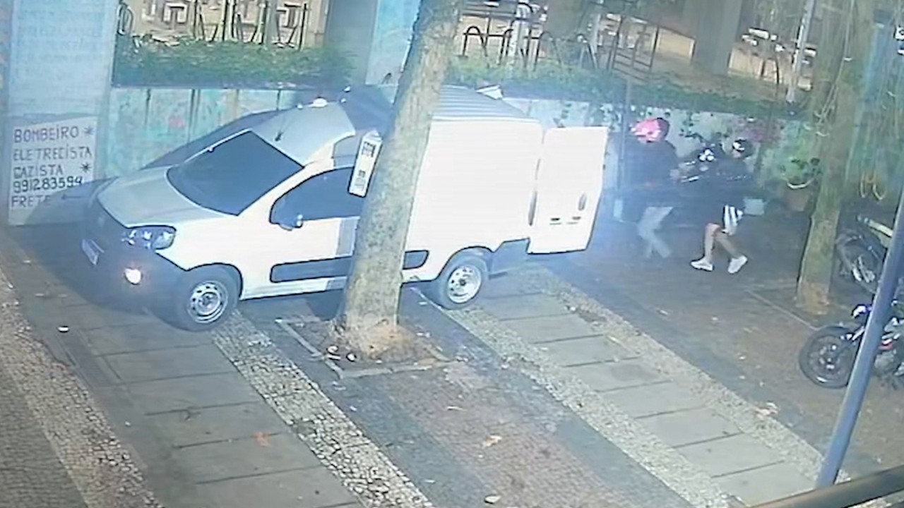 Crime duplo: bandidos furtam moto, escondem dentro de van e depois assaltam turista em Copacabana; veja v&iacute;deos