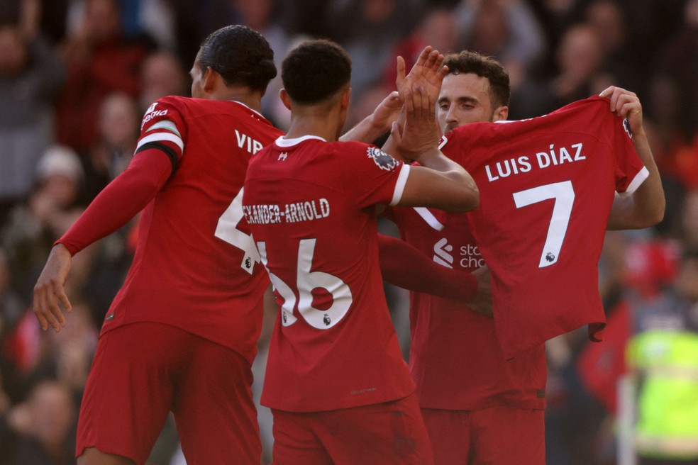 Diogo Jota homenageia Luis Díaz após marcar um gol pelo Liverpool — Foto: Ian Hodgson / AFP