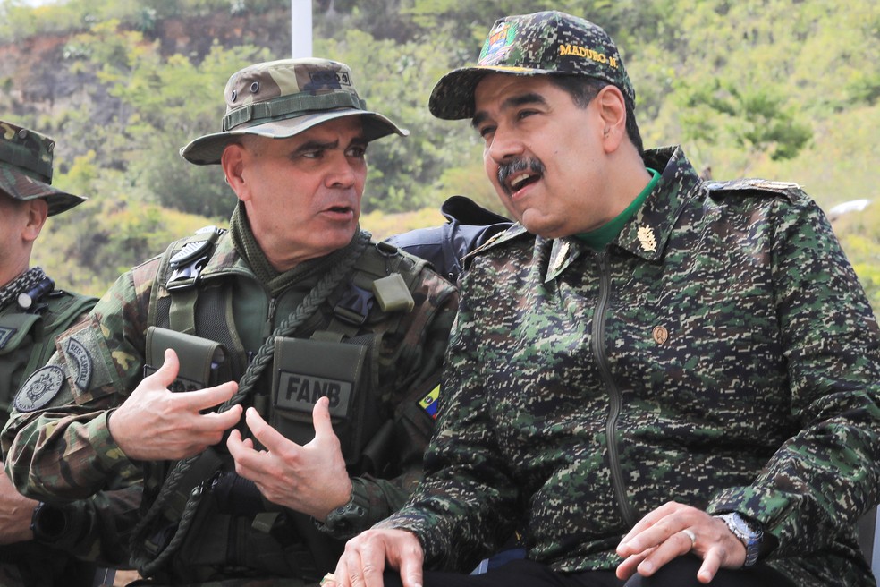 This photo released by the Venezuelan President's Office on August 28, 2025 shows Venezuelan President Nicolás Maduro (right) speaking with Defense Minister Vladimir Padrino López (left) during a military exercise at a training camp in Caracas. — Photo: ZURIMAR CAMPOS / President of Venezuela / AFP