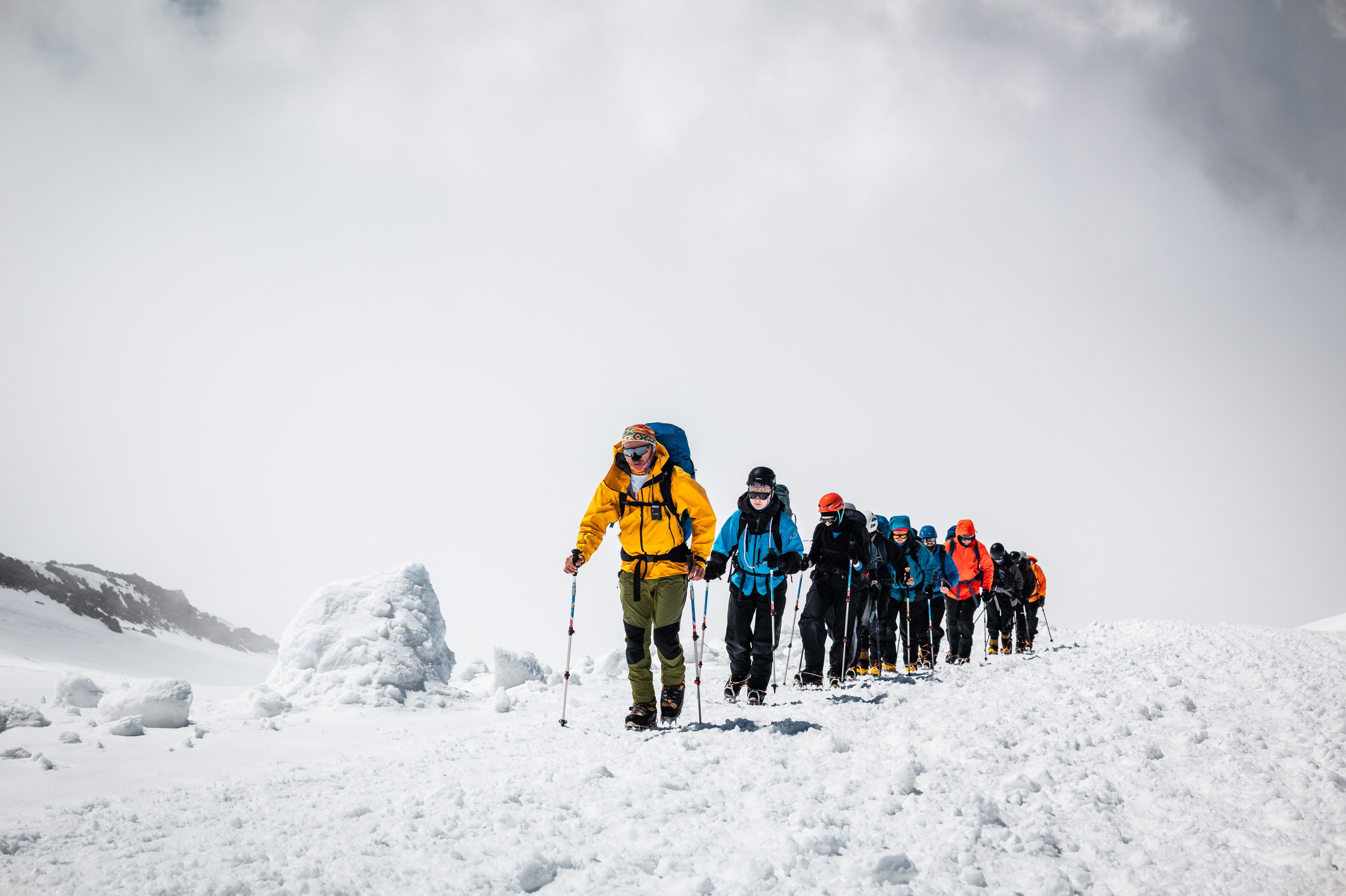 Por que corpos de alpinistas podem ficar preservados no gelo por décadas? - QTU Questões do Universo