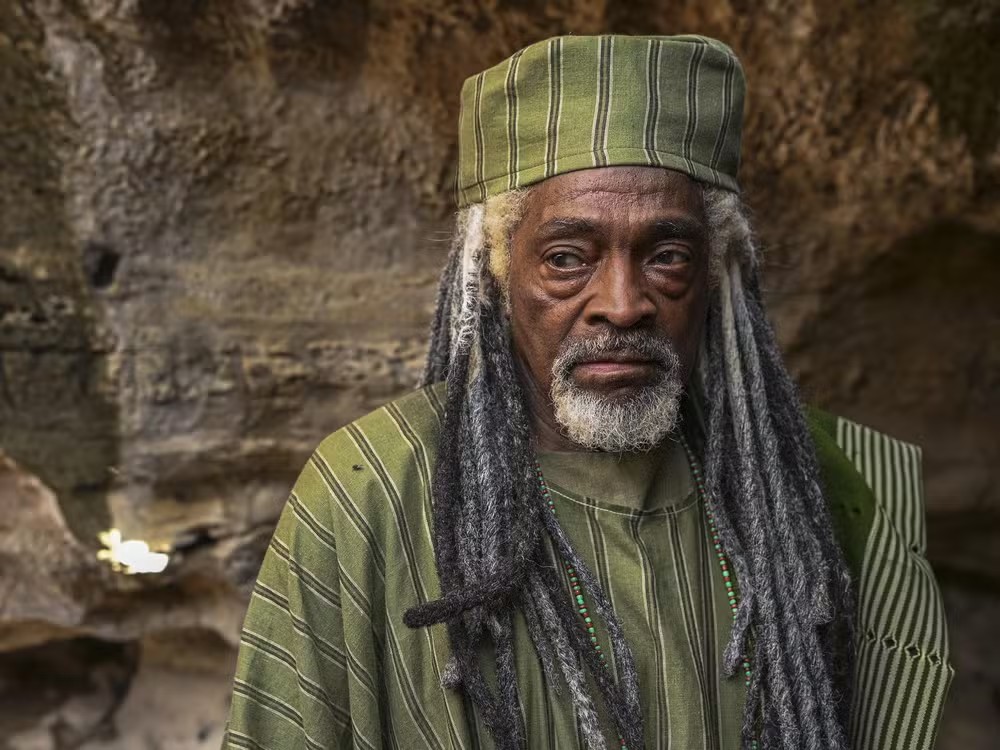 Oruka (Vado) é o ancião e zelador do oráculo da corte de Batanga — Foto: Estevam Avellar/TV Globo