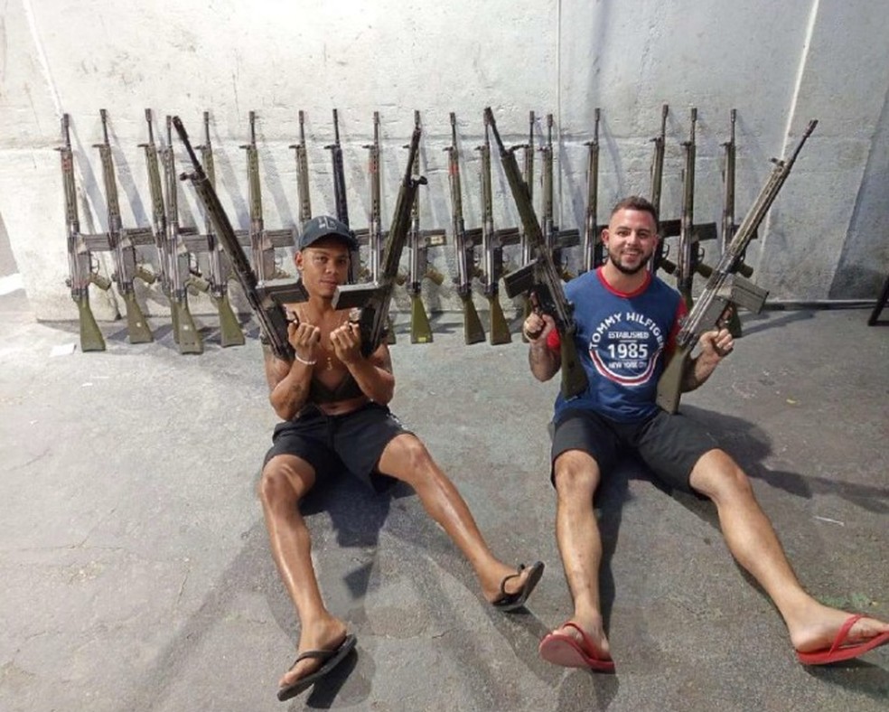 Investigados aparecem com 22 fuzis — Foto: Reprodução