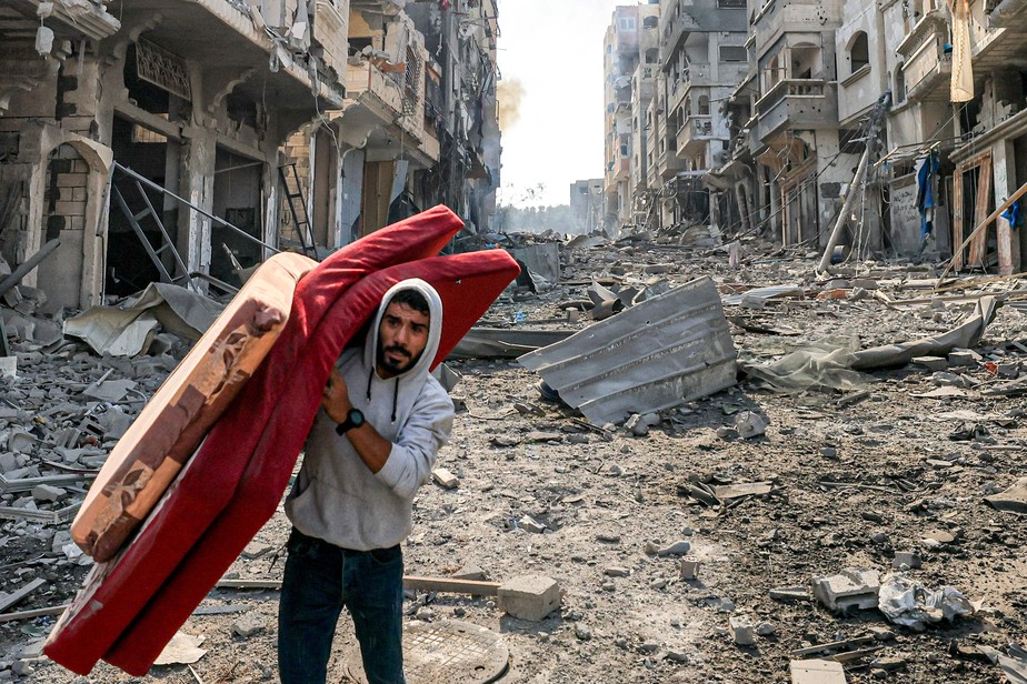 Em 'cerco total' de Israel, número de deslocados em Gaza sobe 30% em 24  horas e chega a quase 340 mil