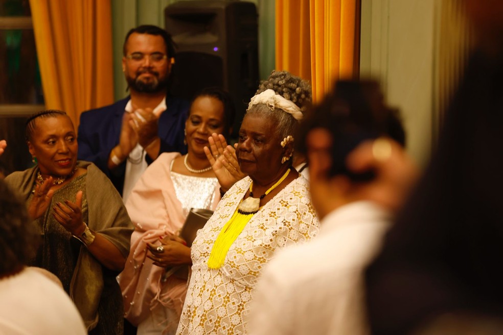Conceição Evaristo é aplaudida em pé durante a posse de Ana Maria Gonçalves — Foto: Alexandre Cassiano/ Agência O GLOBO