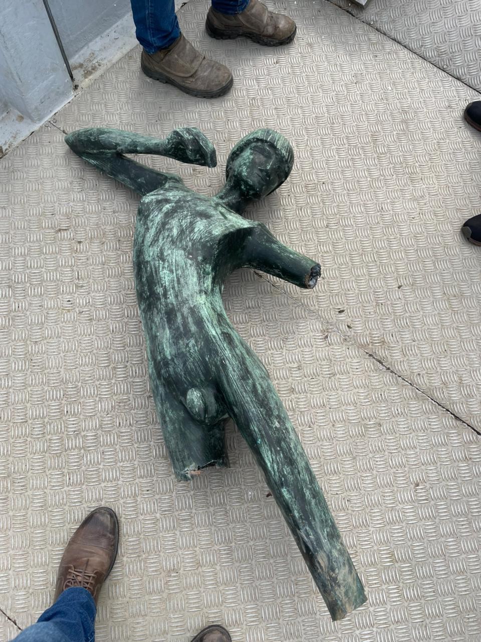 Após vandalismo, estátua doada ao Rio em 1979 é restaurada pelo filho do criador e volta à Lagoa