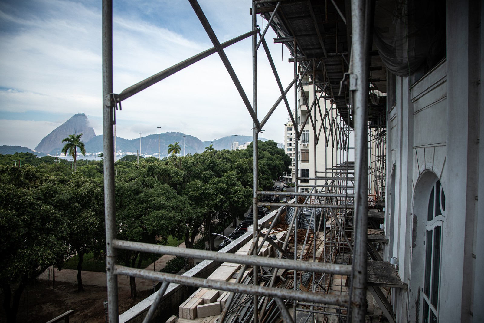 Andaimes na fachada lembram que as obras estão em andamento; fachada será preservada  — Foto: Hermes de Paula / Agencia O globo