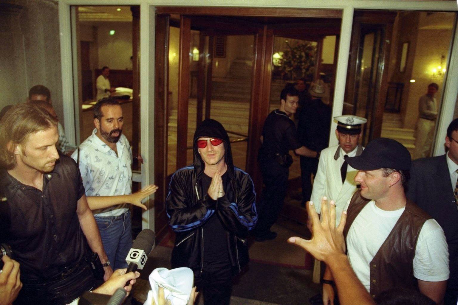Bono Vox, vocalista da Banda U2 atendendo a imprensas e fãs no Copacabana Palace em 1998 — Foto: Fernando Quevedo
