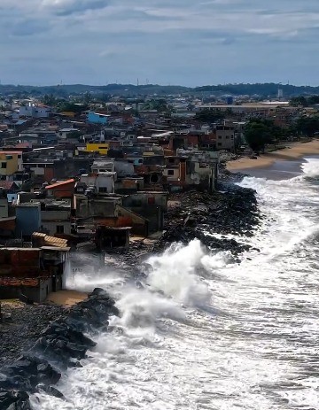 Uma favela ameaçada pelas ondas: comunidade é invadida pelas águas do mar em Macaé, e alerta de ressaca é mantido para esta quinta - QTU Questões do Universo