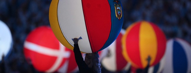 Artistas desfilam com bolas que representam as 32 seleções do Mundial