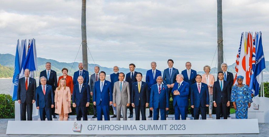 Foto oficial do G7 e convidados durante cúpula em Hiroshima, no Japão