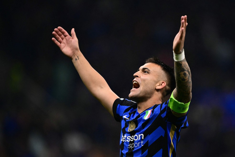Lautaro Martínez lidera Inter de Milão em busca dos títulos da Champions e do Italiano — Foto: Marco BERTORELLO / AFP