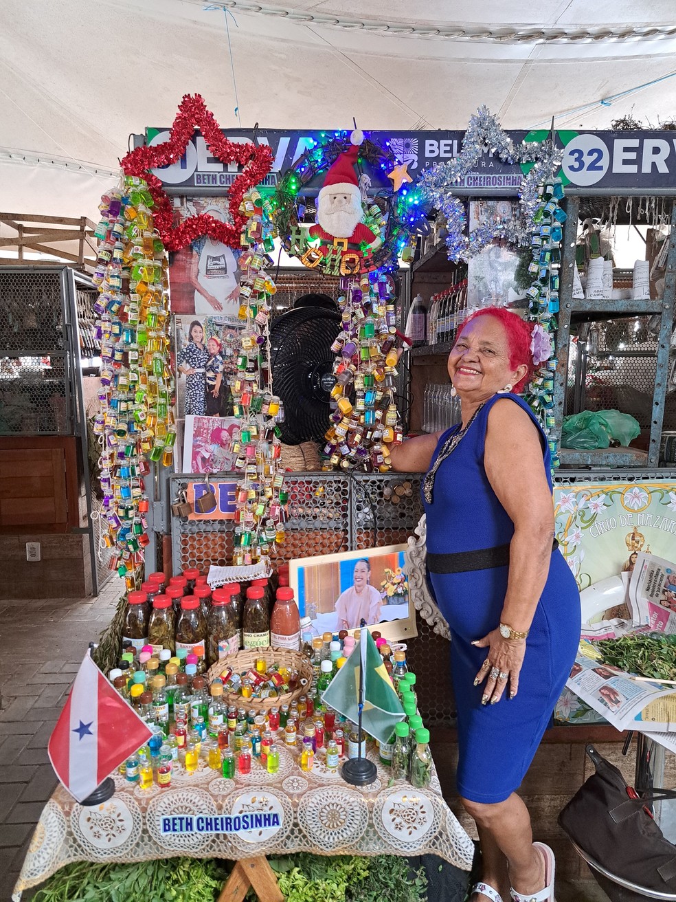 Beth Cheirosinha conta que o "Atrativo do amor" é o perfume carro-chefe de sua barraca — Foto: Lucas Altino