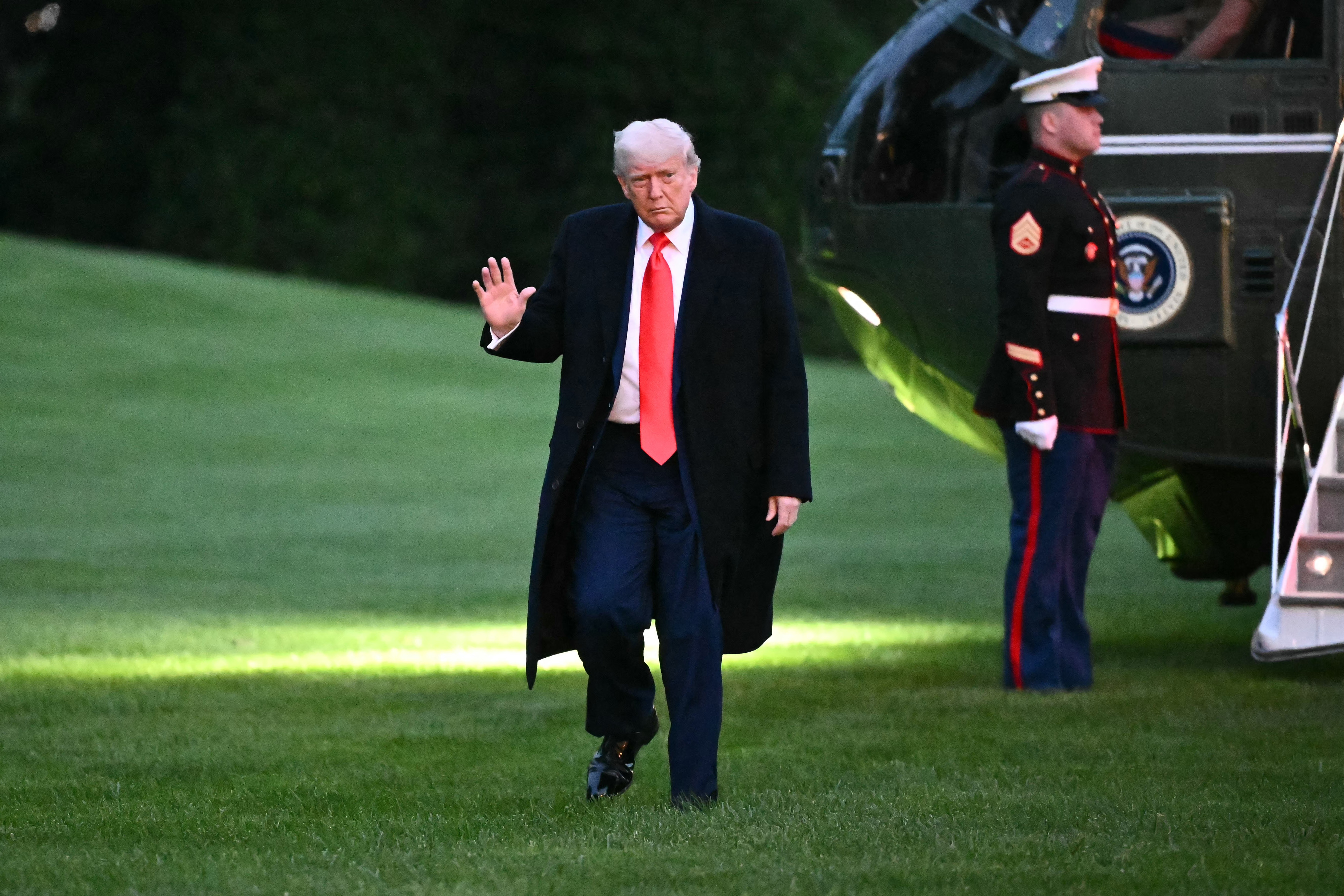 Helicóptero de Trump passou a pouco mais de um quilômetro de aeronave comercial em Washington - QTU Questões do Universo
