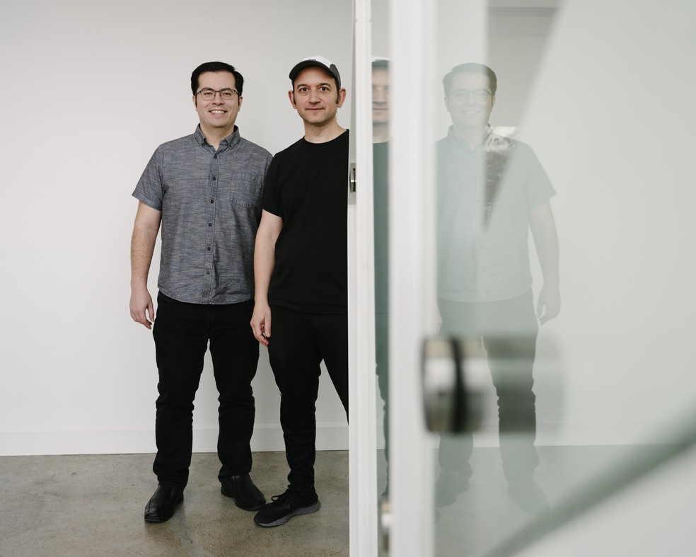 O paulista Daniel de Freitas e seu sócio, Noam Shazeer, donos da Character.AI, que foi contratado pelo Google — Foto: Ian C. Bates / The New York Times