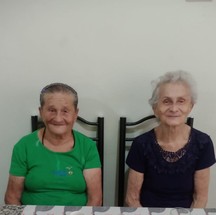 Após 63 anos sem notícias da família, a aposentada Marina Lourenço, de 84 anos, finalmente abraçou sua irmã Maria Lourenço, de 87. Foto: acervo pessoal