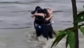 Vídeo mostra momento em que três amigos se abraçam antes de serem levados por enchente 