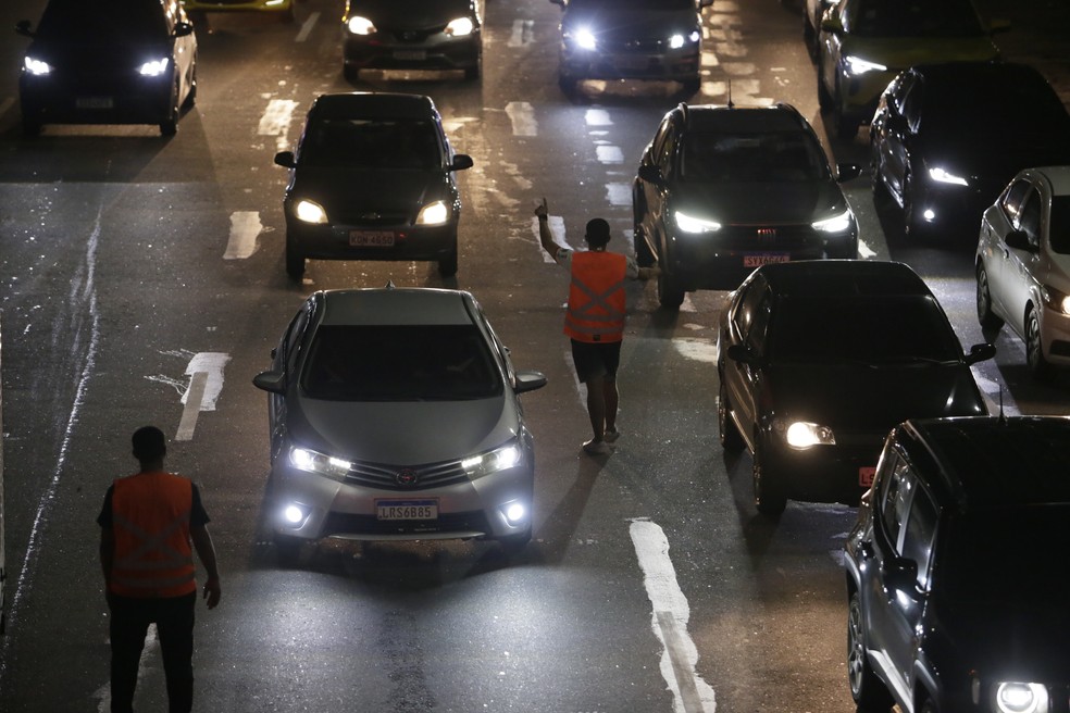 Antes de jogo do Flamengo no Maracanã, flanelinha atuando no meio dos carros — Foto: Marcelo Theobald / Agência O Globo