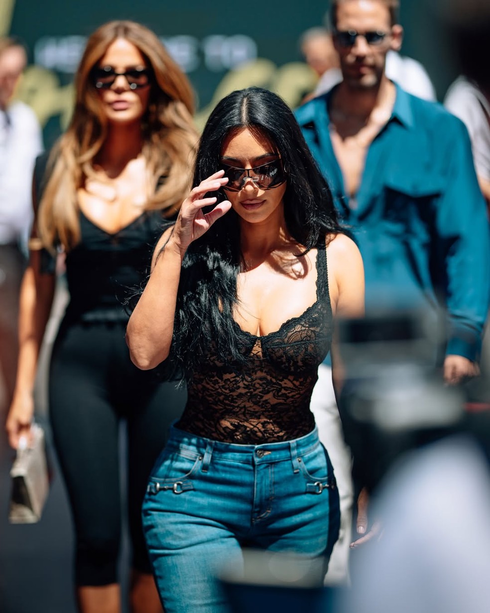 Para um dos dias de corrida da F1, Kim Kardashian foi prestigiar o namorado, o corredor Lewis Hamilton, com um body preto de renda e transpar&ecirc;ncias e uma ca&ccedil;a jeans &mdash; Foto: Reprodu&ccedil;&atilde;o/Instagram @f1