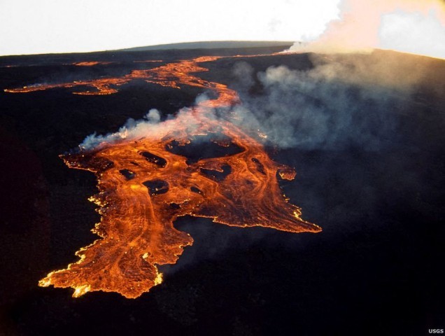 Lava do Mauna Loa, no Havaí — Foto: Serviço Geológico dos Estados Unidos /  AFP