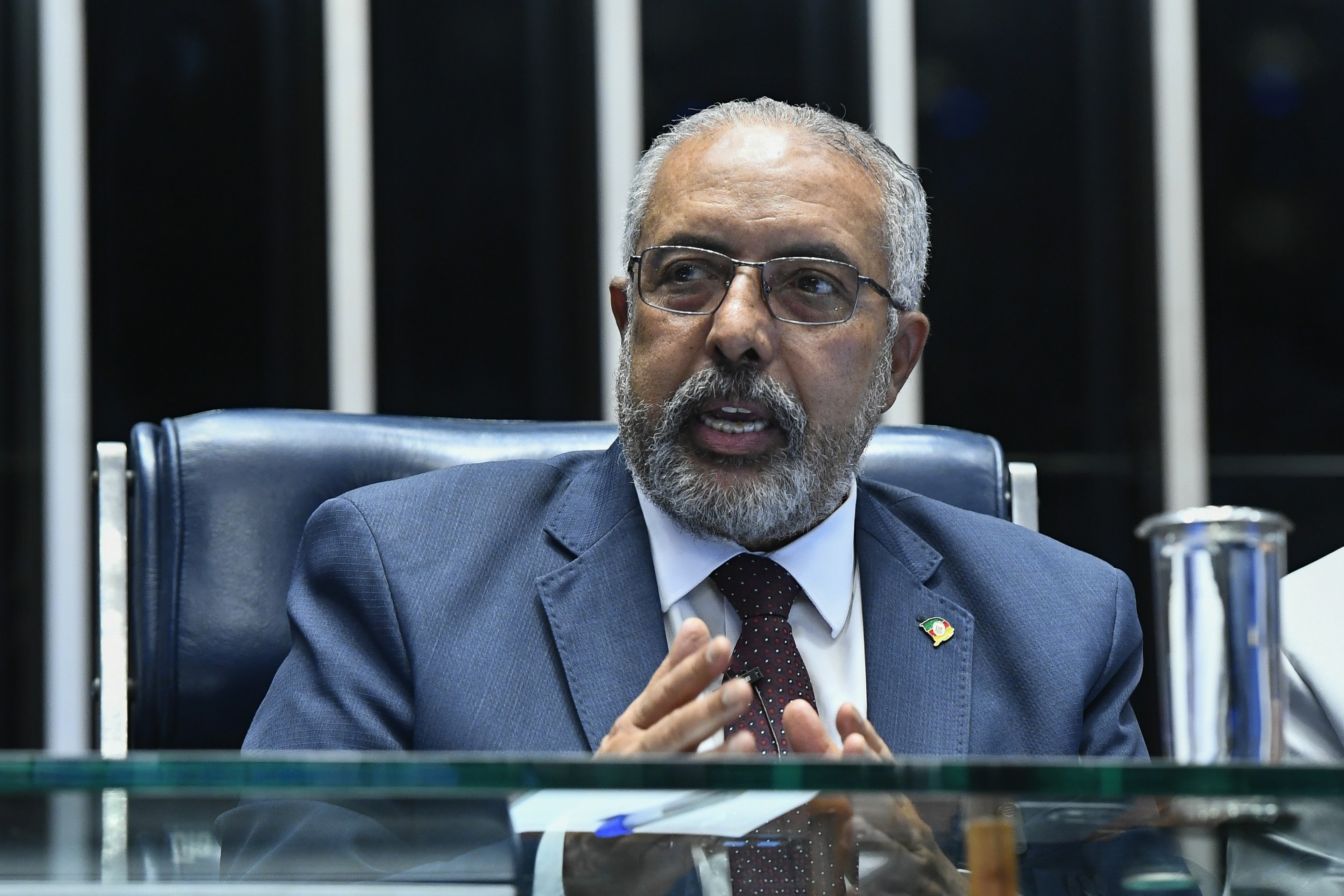 Entenda a razão da homenagem ao senador Paulo Paim na promulgação da PEC que põe fim a escala 6x1