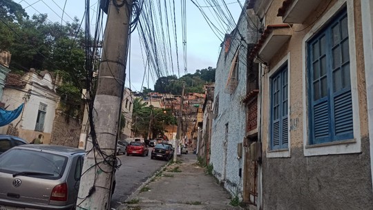 Fios emaranhados e risco de acidentes: desordem em postes de Niterói leva a CPI 