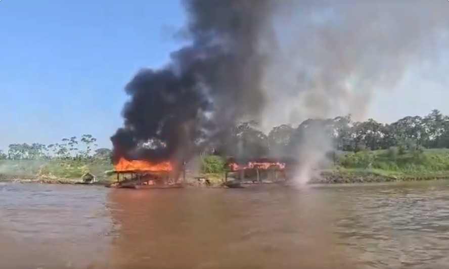 Operação da Polícia Federal destrói equipamentos do garimpo ilegal no Rio Madeira, no Amazonas