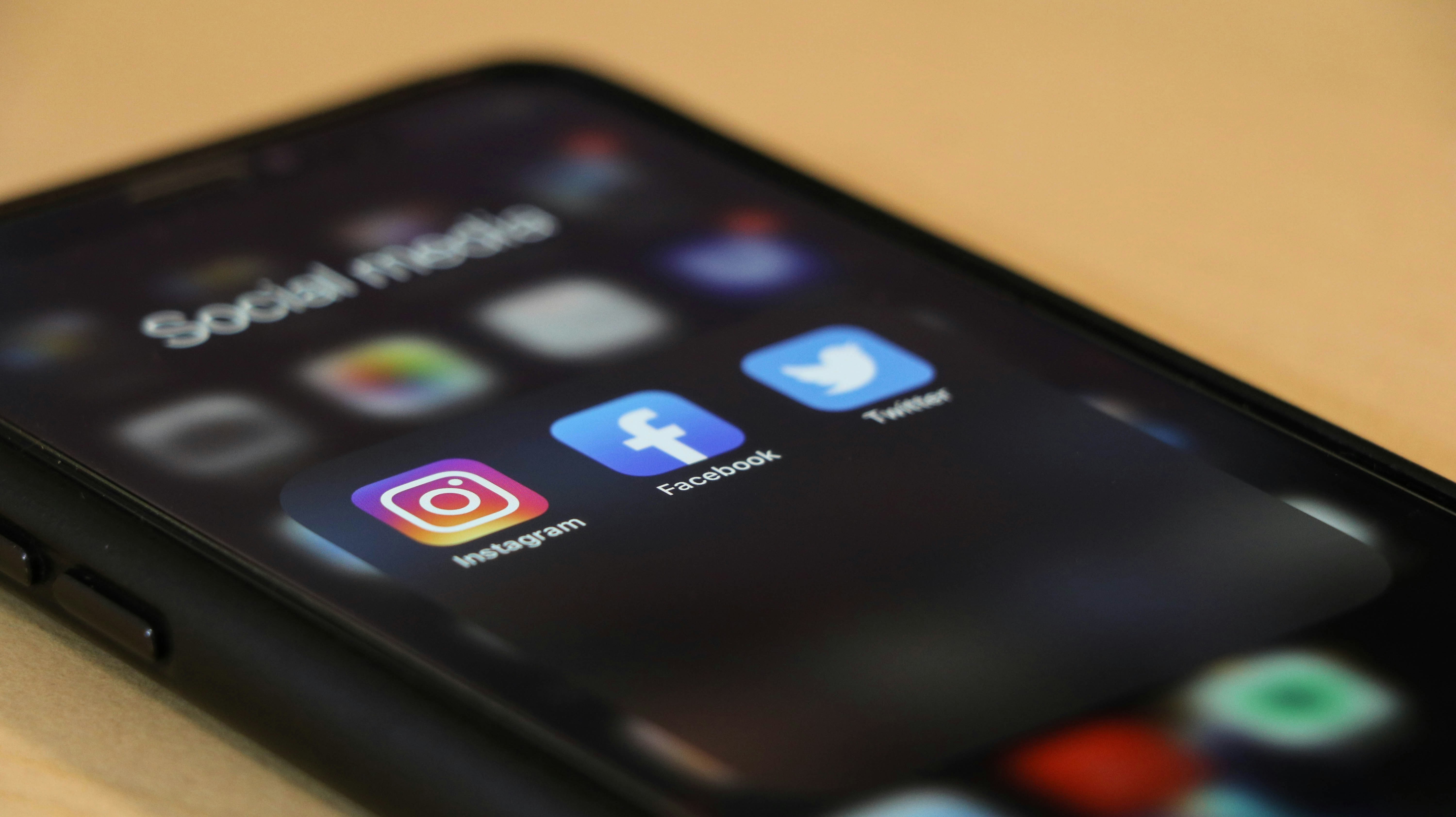 Anvisa alerta para golpes com deepfakes de médicos e famosos