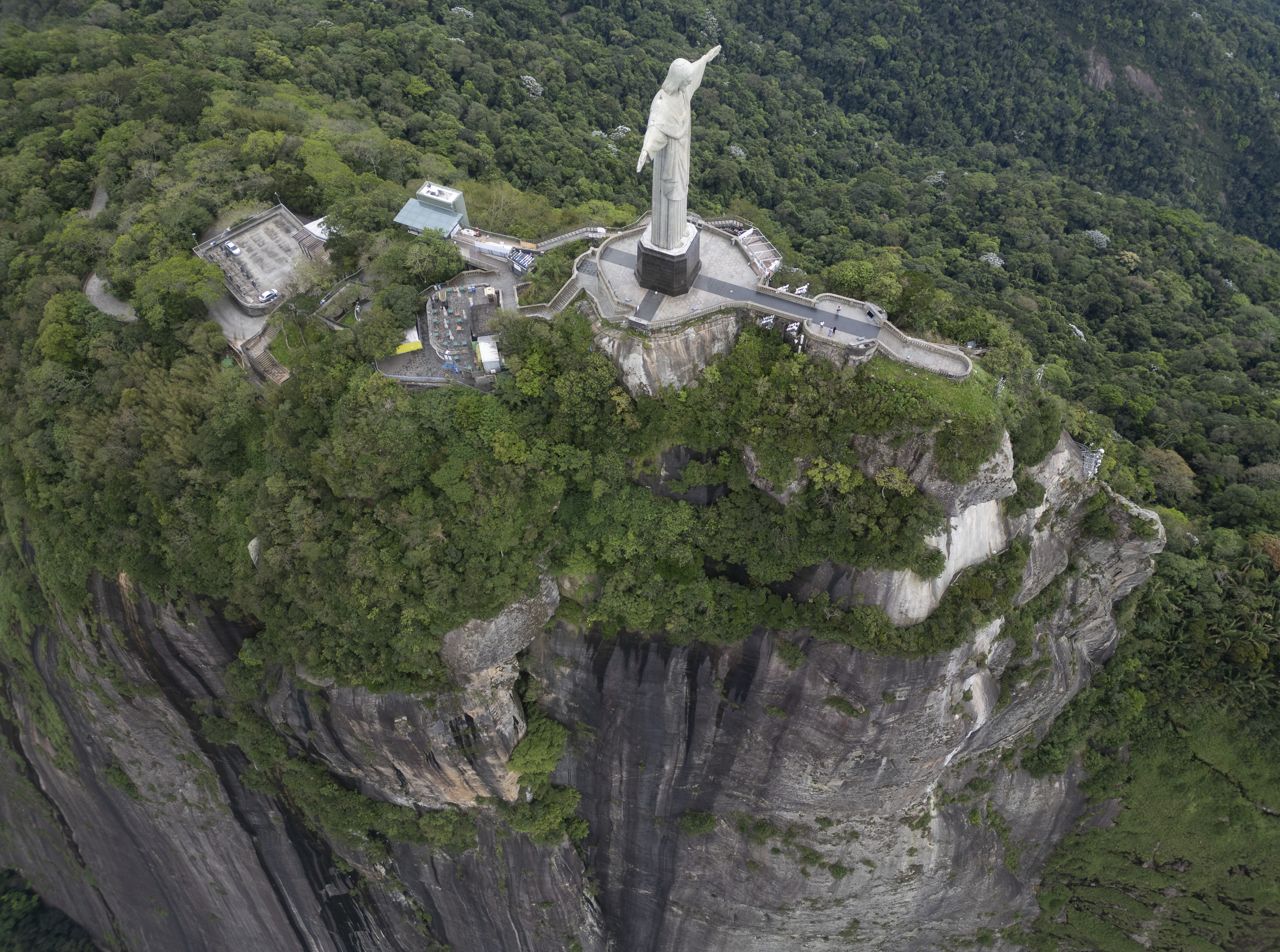 A rotina invisível no Cristo Redentor: do sacristão que 'abre' o cartão-postal aos alpinistas que cuidam da estátua