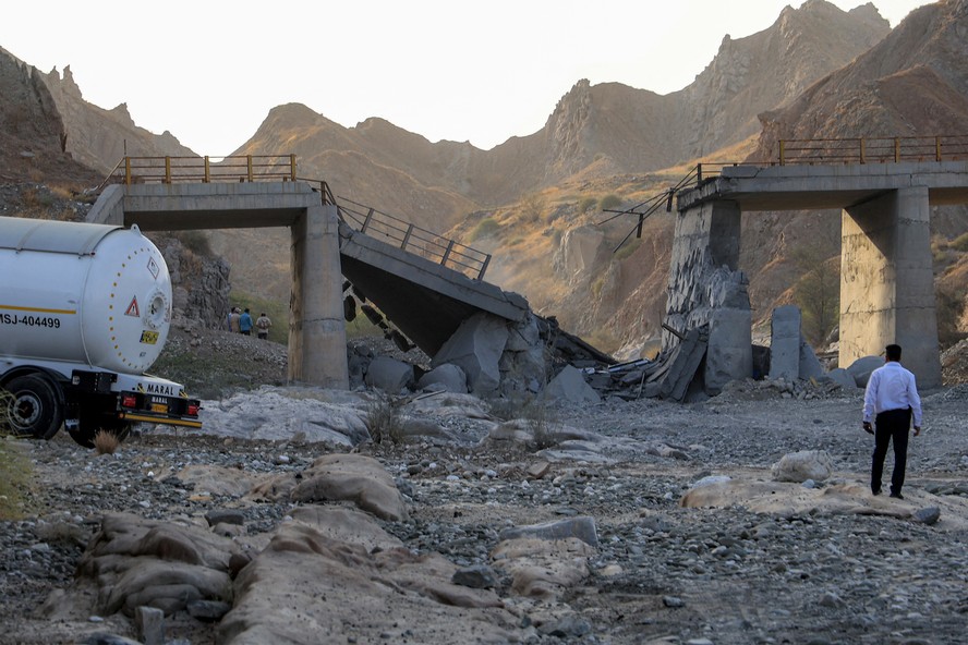 Uma ponte severamente danificada após ser atingida por um ataque dos Estados Unidos é vista na rodovia que liga as cidades de Roudan e Bandar Abbas, no sul do Irã, em 18 de julho de 2026.