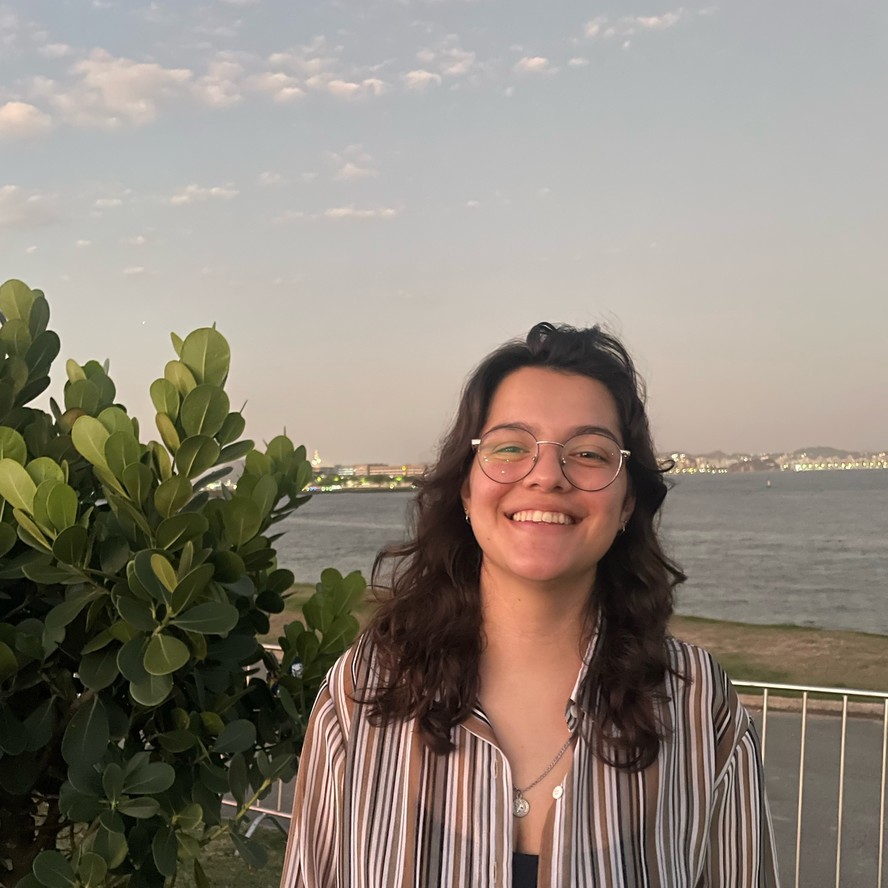 Maria Victória Parizani, ex-aluna de 21 anos do Colégio e Curso AZ, tirou nota mil na redação do Enem em 2022