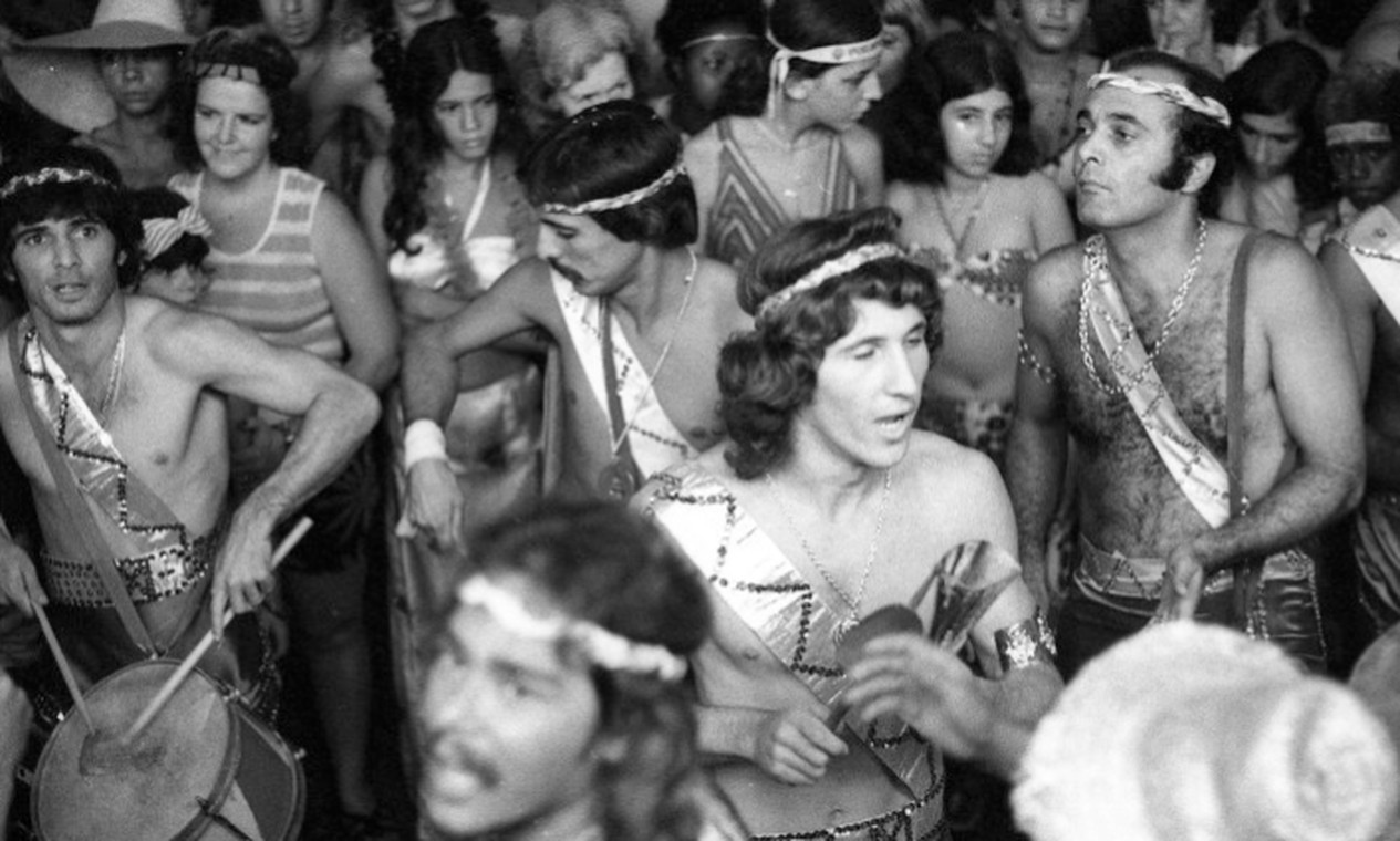 Futebol na rua, jogo de botão e bloco de carnaval: A vida de Zico em Quintino