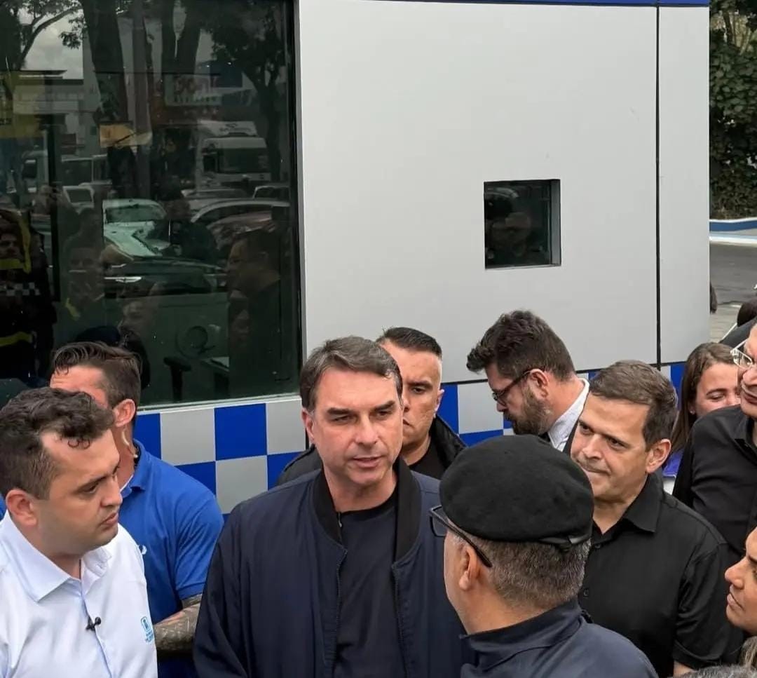 Flávio Bolsonaro irrita PL do Rio com agenda paralela