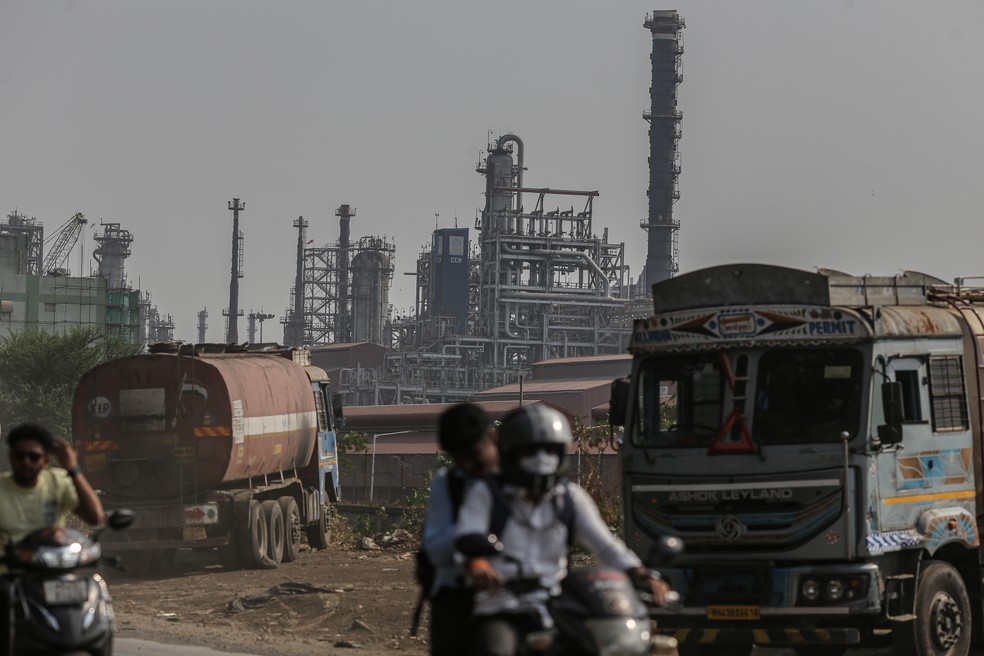 Caminhões-tanque de petróleo do lado de fora de uma refinaria de petróleo em Mumbai, na Índia — Foto: Dhiraj Singh/Bloomberg