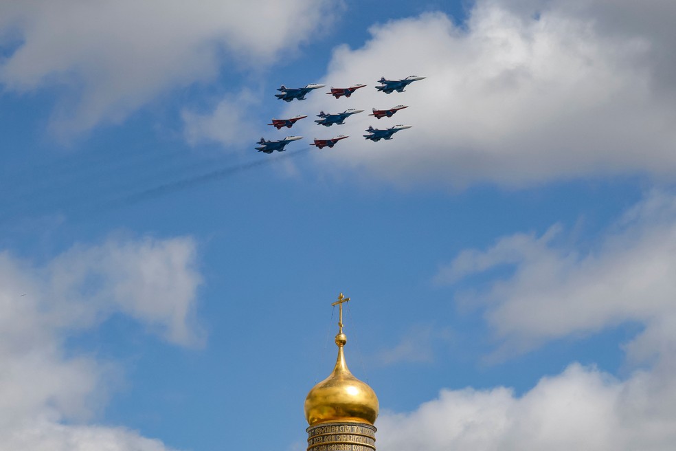 Caças russos fazem ensaio antes de desfile militar do Dia da Vitória em Moscou — Foto: TATYANA MAKEYEVA / AFP