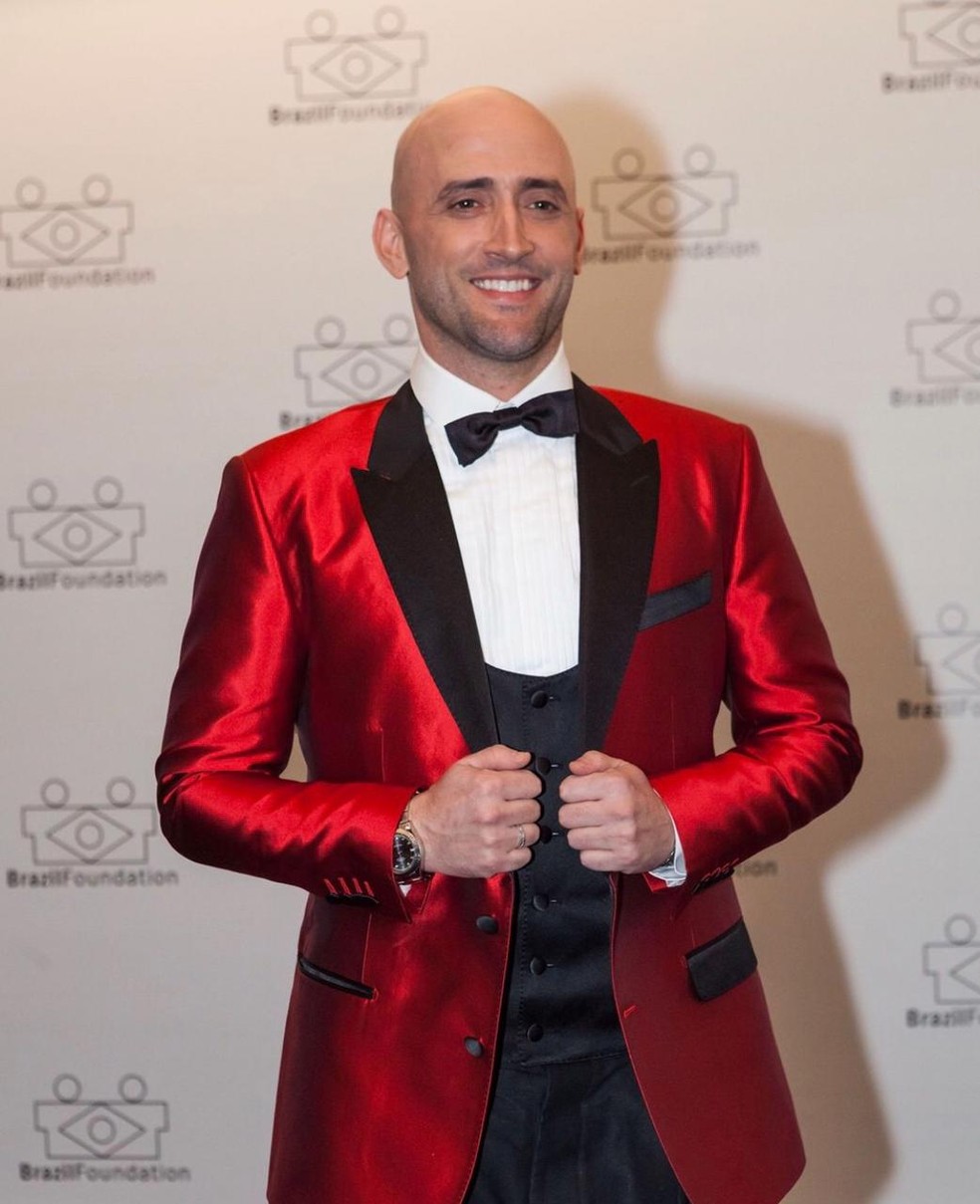 Dolce e Gabbana Martini Silk Blazer em Paulo Gustavo — Foto: Divulgação