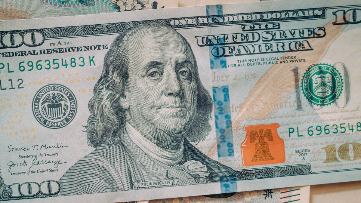 Dólar cai a R$ 4,98 e Bolsa avança aos 208 mil pontos