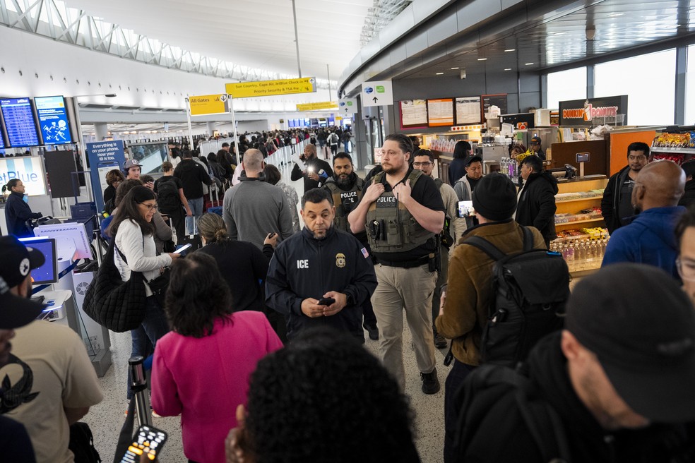 Agentes do ICE patrulham o Aeroporto Internacional John F. Kennedy, em Nova York. Equipes foram enviadas a aeroportos dos EUS como forma de pressão por desbloqueio orçamentário — Foto: Vincent Alban/The New York Times
