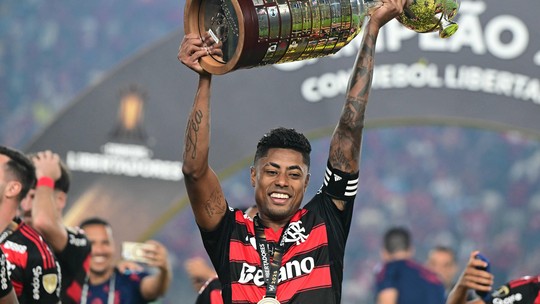 Bruno Henrique celebra conquista de mais uma Libertadores: 'Todo mundo tenta, mas só o Flamengo é tetra'