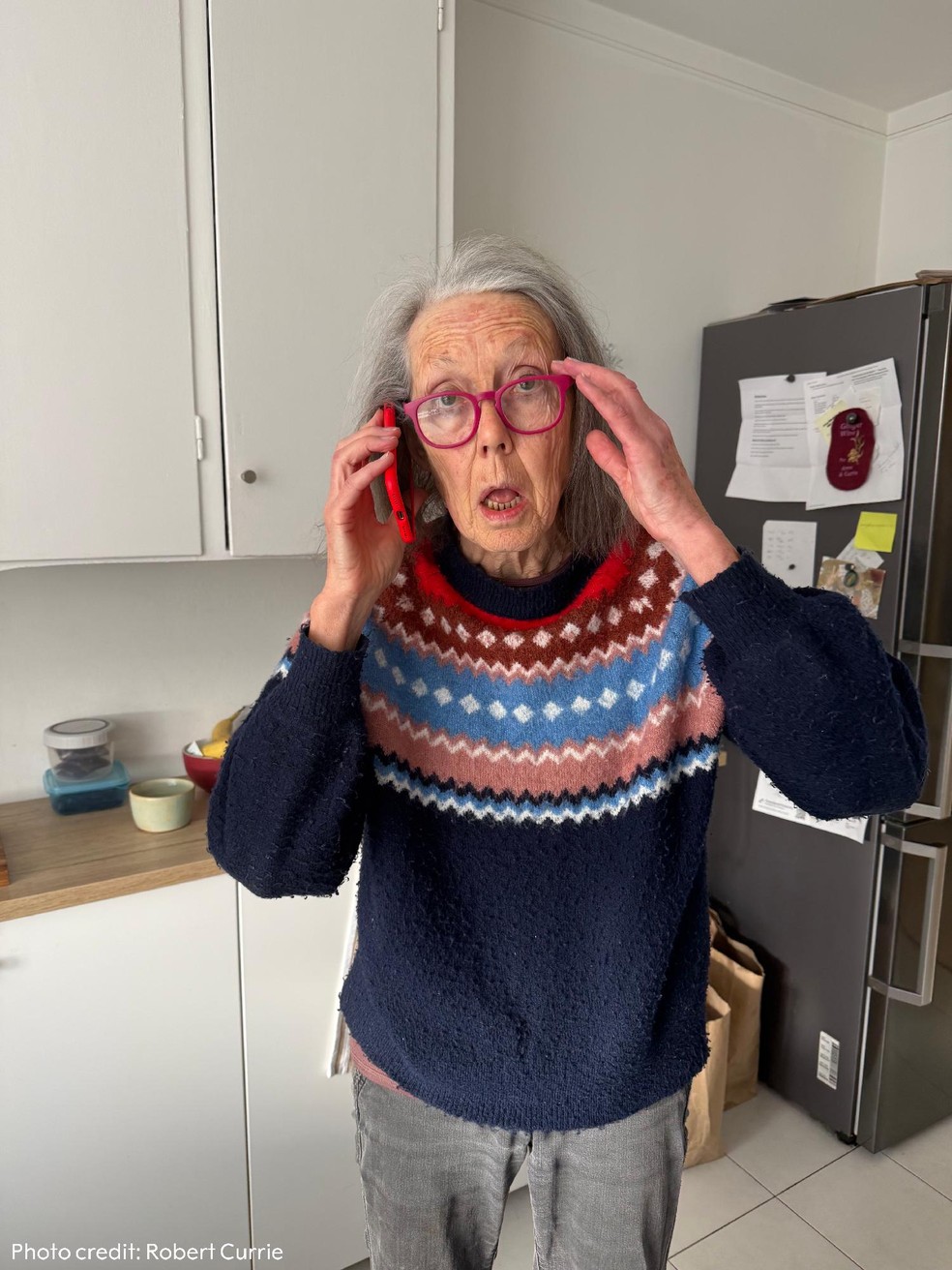 Foto de Anne Carson recebendo a notícia de que venceu o Prêmio Nobel de Literatura 2026 — Foto: Reprodução